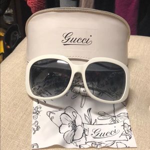 White flowers Gucci sunglasses